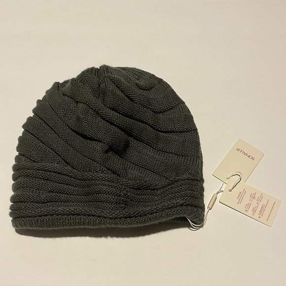 NWT Stylish Grey Knit Beanie - Picture 2 of 4